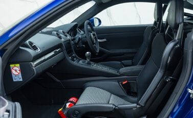 Porsche Cayman GT4 (718) 18