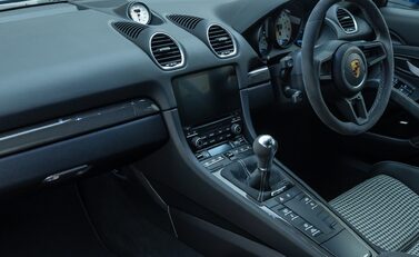 Porsche Cayman GT4 (718) 20