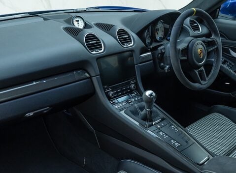 Porsche Cayman GT4 (718) 20