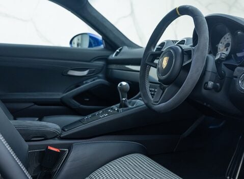 Porsche Cayman GT4 (718) 13