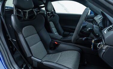 Porsche Cayman GT4 (718) 14