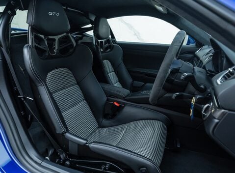 Porsche Cayman GT4 (718) 14