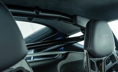 Porsche Cayman GT4 (718) 17