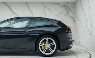 Ferrari GTC4 Lusso V12 35