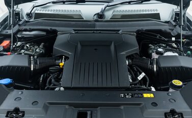 Land Rover Defender 110 OCTA EDITION ONE 47
