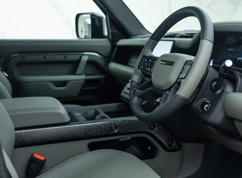 Land Rover Defender 110 OCTA EDITION ONE 13