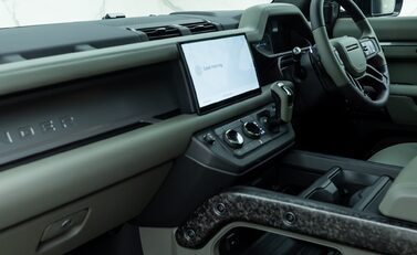 Land Rover Defender 110 OCTA EDITION ONE 23
