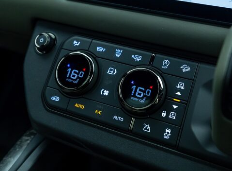 Land Rover Defender 110 OCTA EDITION ONE 28