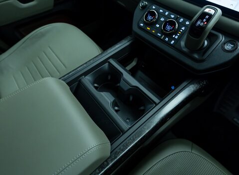 Land Rover Defender 110 OCTA EDITION ONE 30