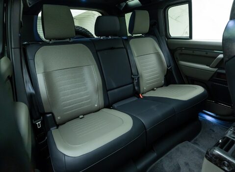 Land Rover Defender 110 OCTA EDITION ONE 19