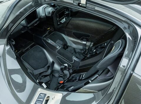 Aston Martin Valkyrie 18