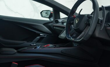 Lamborghini Revuelto 13