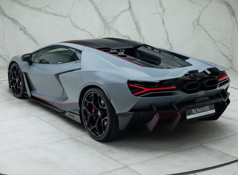 Lamborghini Revuelto 12