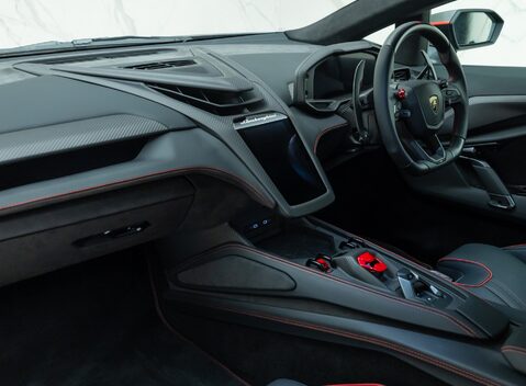 Lamborghini Revuelto 18