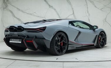 Lamborghini Revuelto 6