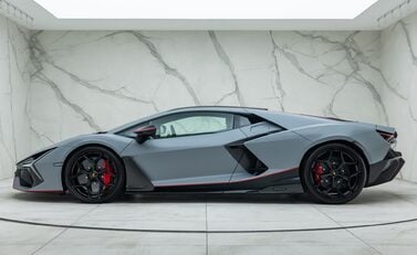 Lamborghini Revuelto 5