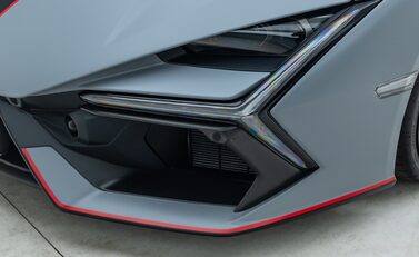 Lamborghini Revuelto 33