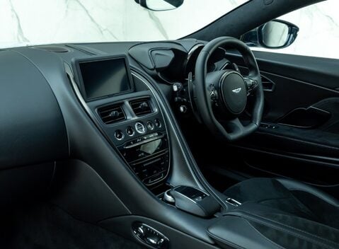 Aston Martin DBS Superleggera 17