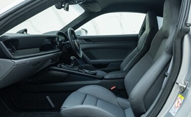 Porsche 911 GT3 TOURING (992) 18