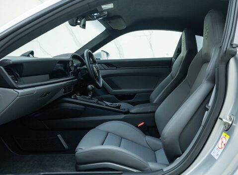 Porsche 911 GT3 TOURING (992) 18