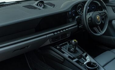 Porsche 911 GT3 TOURING (992) 19