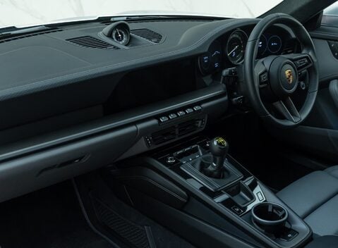 Porsche 911 GT3 TOURING (992) 19