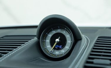 Porsche 911 GT3 TOURING (992) 21