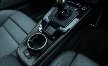 Porsche 911 GT3 TOURING (992) 26