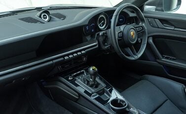 Porsche 911 GT3 TOURING (992) 17