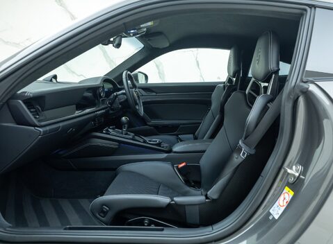 Porsche 911 GT3 TOURING (992) 16