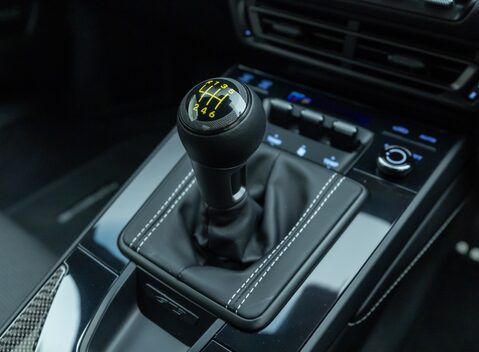 Porsche 911 GT3 TOURING (992) 23