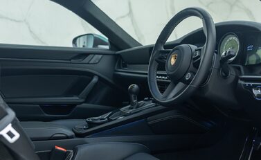 Porsche 911 GT3 TOURING (992) 13