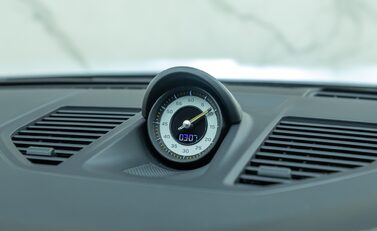 Porsche 911 GT3 TOURING (992) 19