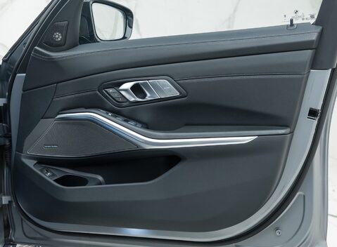 BMW M3 COMPETITION M XDRIVE TOURING 30