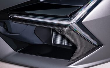Lamborghini Revuelto 33