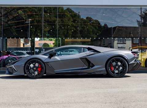 Lamborghini Revuelto 3