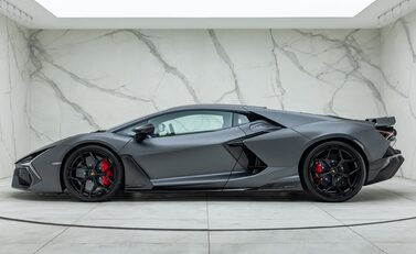 Lamborghini Revuelto 6