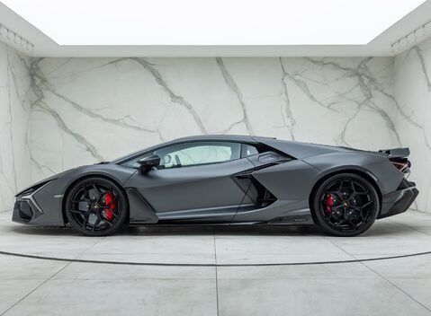 Lamborghini Revuelto 6