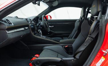 Porsche Cayman GT4 (718) 17