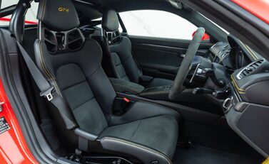 Porsche Cayman GT4 (718) 14