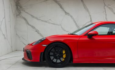 Porsche Cayman GT4 (718) 34