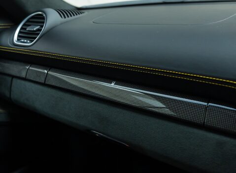 Porsche Cayman GT4 (718) 21