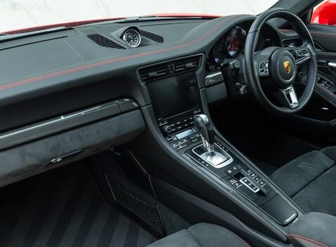 Porsche 911 Carrera 4 GTS (991.2) 19