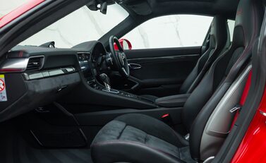 Porsche 911 Carrera 4 GTS (991.2) 18