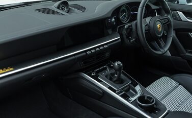 Porsche 911 SPORT CLASSIC (992) 18