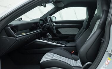 Porsche 911 SPORT CLASSIC (992) 17