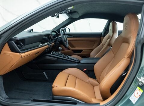 Porsche 911 GT3 TOURING (992) 12