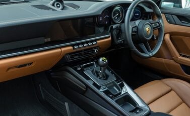 Porsche 911 GT3 TOURING (992) 13