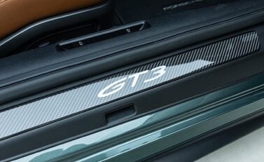 Porsche 911 GT3 TOURING (992) 19