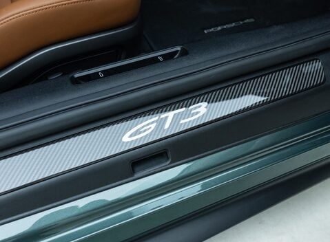 Porsche 911 GT3 TOURING (992) 19